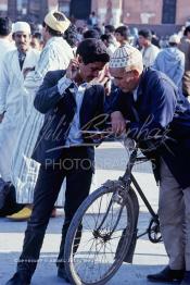 Image du Maroc Professionnelle de  Des rencontres inimaginables sur la fameuse place Jemaa El Fana de Marrakech, cette homme un peu crédule écoute attentivement ce soit disant médium sur la démarche à suivre pour résoudre son problème, Jeudi 19 Mai 1988. (Photo / Abdeljalil Bounhar)